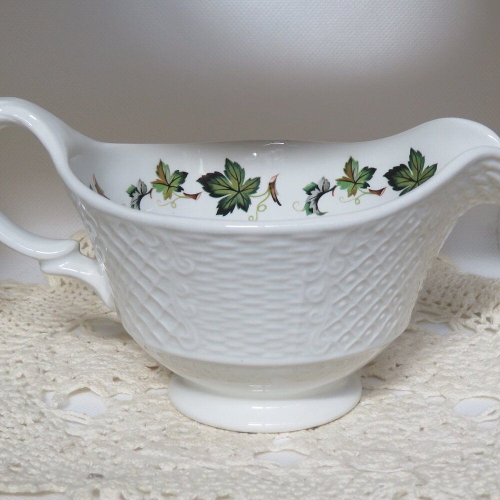 Marlborough Simpsons Potters Ironstone Old English Concord Gravy Boat (DK660)